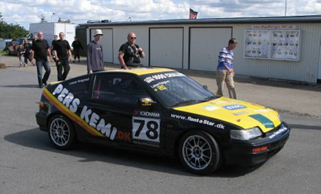 Lasse Rolighed Petersen med hans Honda CRX.